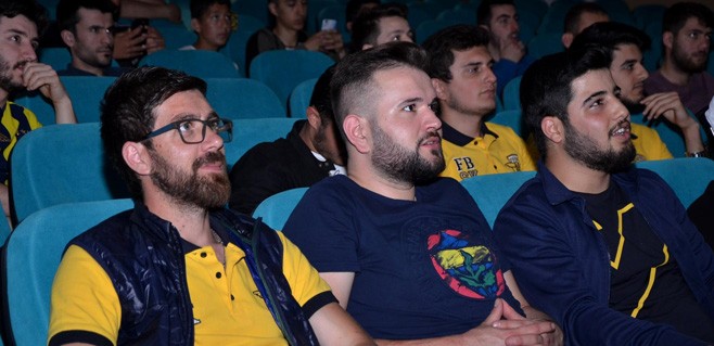 Fenerbahçeliler basketbol heyecanını dev ekranda yaşadı