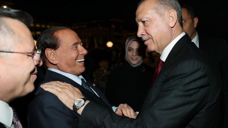 ESKORTÇU BERLUSCONİ ERDOĞAN’NIN TÖRENİNDE