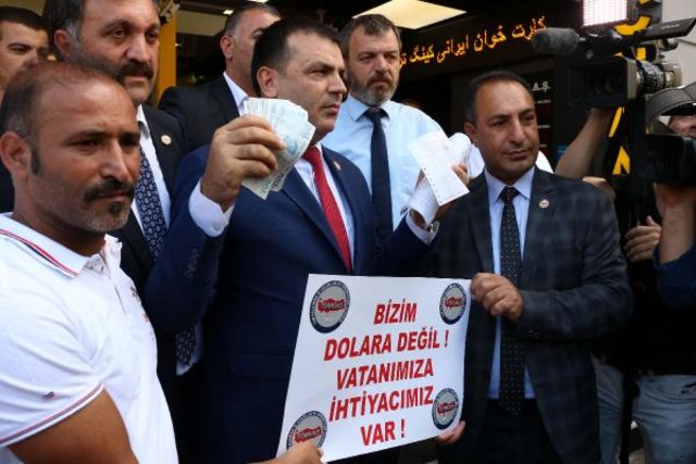 DOLARLARINI BOZDURUP TL’YE ÇEVİRDİLER!