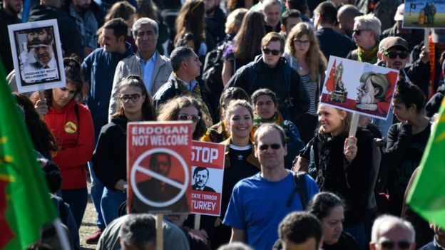 ERDOĞAN’A KÖLN’DE PROTESTO ŞOKU