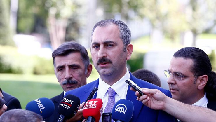 AKLIMIZLA DALGA GEÇİYORLAR