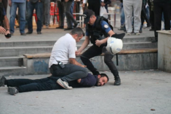 HAVALİMANI İŞCİLERİNE DESTEK EYLEMİNE POLİS MÜDAHALESİ !