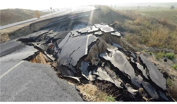 KÜTAHYA-UŞAK KARAYOLUNDA DUBLE YOL ÇÖKTÜ