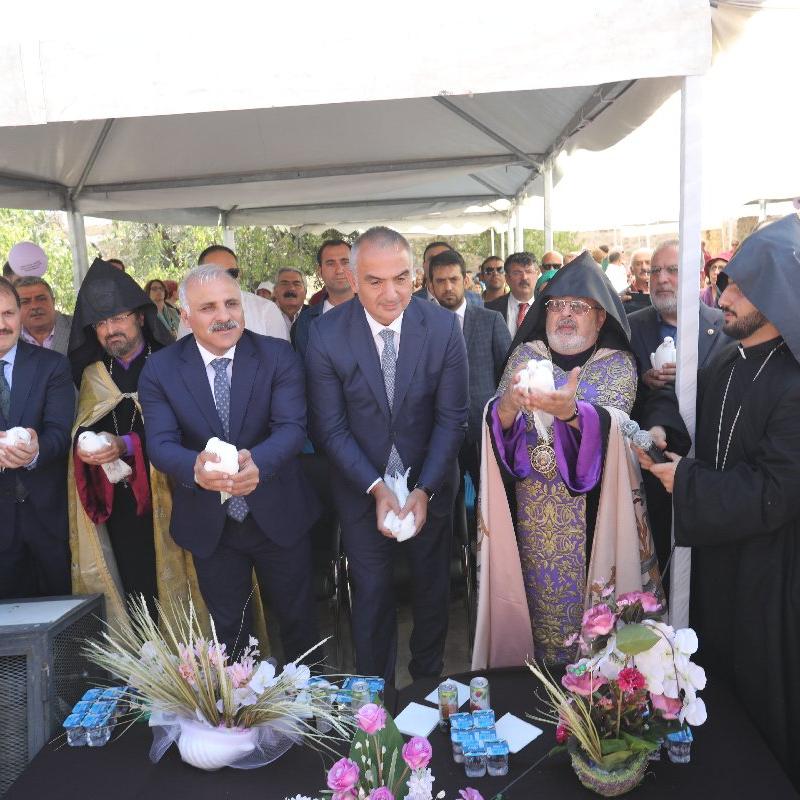 İZMİR’İN KURTULUŞUNA ERMENİLERDEN AKDAMAR’DA AYİNLİ CEVAP