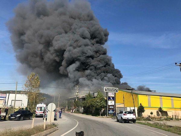 SAKARYA’DA FABRİKA YANGINI