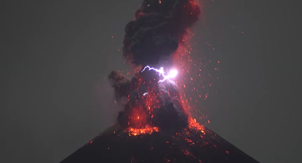 ENDONEZYADA’Kİ KRAKATAU YANARDAĞI’NDA ŞİMSEK ÇAKTI