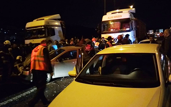 TEM OTOYOLUNDA 10 ARAÇLI ZİNCİRLEME KAZA : 16 KİŞİ YARALANDI