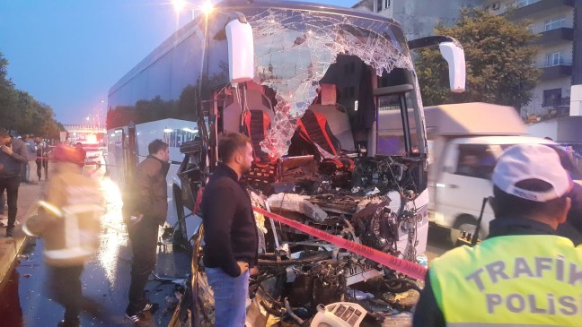 ZONGULDAK’TA YOLCU OTOBÜSÜ İLE TIR ÇARPIŞTI: 1 ÖLÜ 17 YARALI