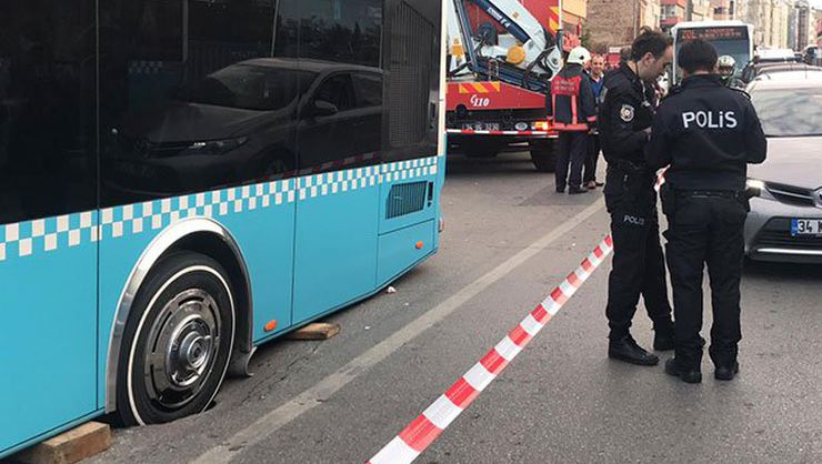 KADIKÖY’DE YOL ÇÖKTÜ OTOBÜS MAHSUR KALDI