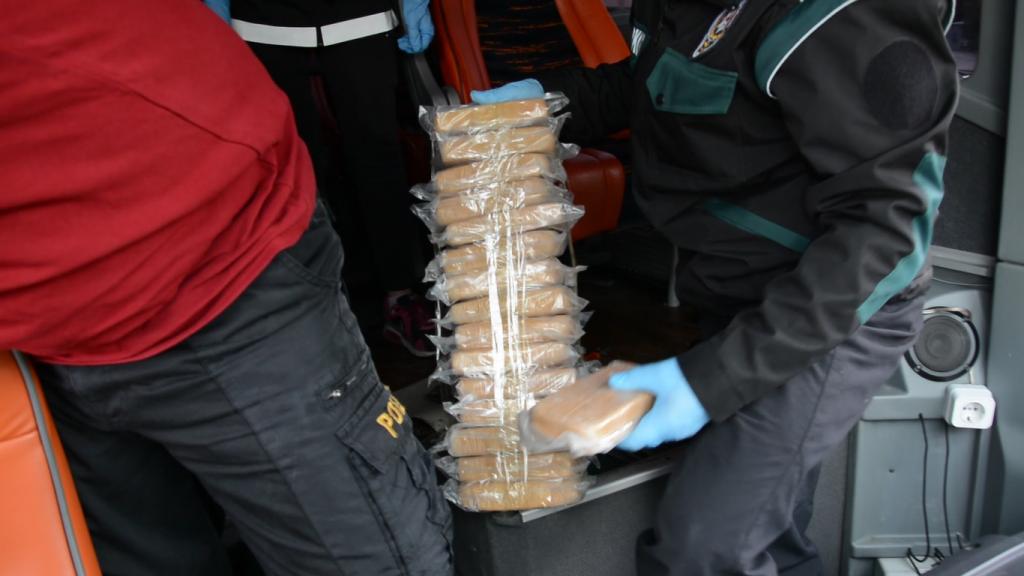 YOLCU OTOBÜSÜNDEN EROİN FIŞKIRDI