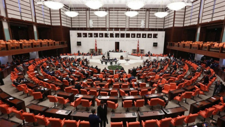 EMEKLİLİKTE YAŞA TAKILANLAR İLE AKP’NİN ISRARLA REDDETTİĞİ AF TEKLİFİ MECLİS’TE!
