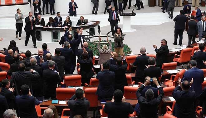 AKP’NİN YOK SAYDIĞI EYT ÖNERGESİ MECLİS’TE KABUL EDİLDİ