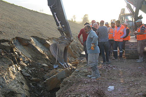 KUZEY MARMARA OTOYOLU İNŞAATINDA GÖÇÜK: 2 YARALI