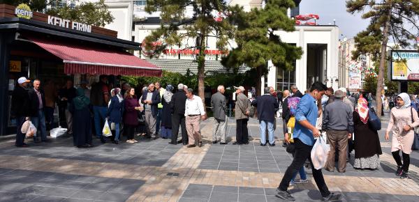 YIL 2018 OLMUŞ TÜRKİYE’DE EKMEK KUYRUĞU VAR