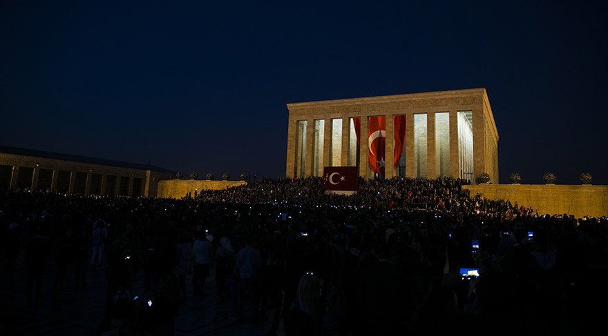 ATATÜRK’ÜN HUZURUNDA ANITKABİRDE, BİNLERCE VATANDAŞIN AĞZINDAN ANDIMIZ YANKILANDI