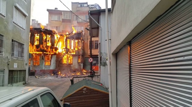 BURSA’DA TARİHİ ÇARŞIDAKİ AHŞAP BİNA YANDI