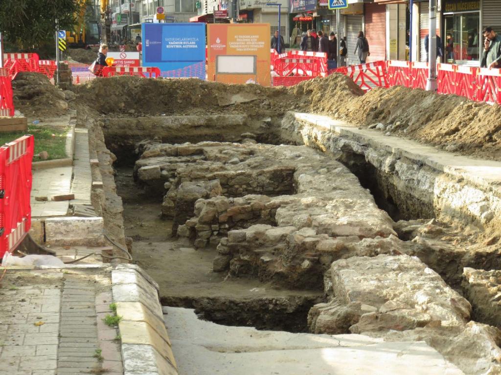 ÜSKÜDAR’DA İSKİ KAZISI SIRASINDA  ASFALTIN ALTINDAN TARİHİ KALINTILAR ÇIKTI