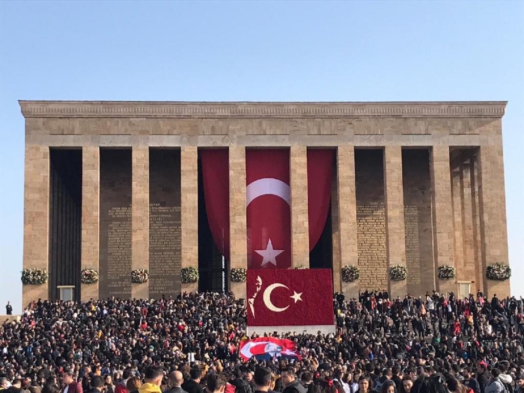 MİLYONLAR AKIN ETTİ