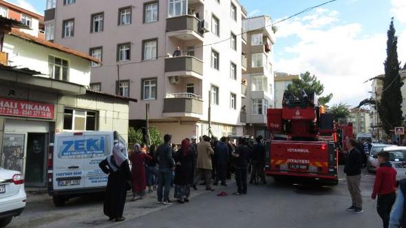 İSTANBUL KARTAL’DA YANGIN: MAHSUR KALAN BABA VE ÇOCUKLARINI İTFAİYE KURTARDI