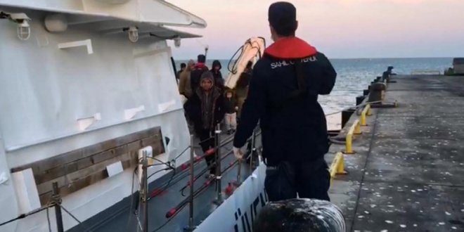 İZMİR’DE 27 KAÇAK GÖÇMEN YAKALANDI