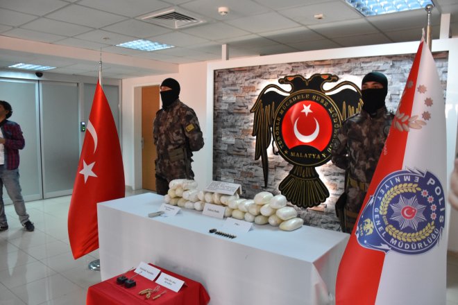 MALATYA’DA OTOMOBİLİN YAKIT DEPOSUNDA 28 KİLO 26 GRAM PATLAYICI MADDE ELE GEÇİRİLDİ