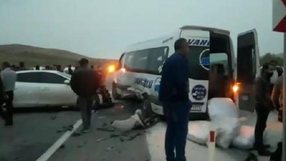 VAN- HAKKARİ KARAYOLU’NDA KAZA: 19 KİŞİ YARALI