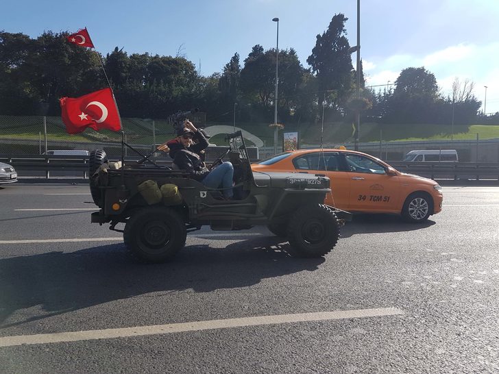 TRAFİKTE DİKKAT ÇEKEN CİP!