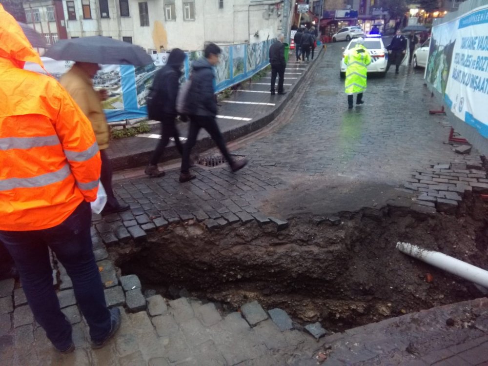 TRABZON’UN ORTAHİSAR İLÇESİNDE  AŞIRI YAĞIŞ NEDENİ İLE  YOL ÇÖKTÜ