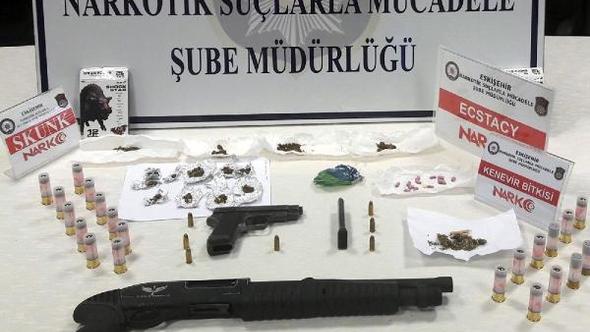 ESKİŞEHİR’DE UYUŞTURUCU OPERASYONU: 26 KİŞİ GÖZALTINA ALINDI
