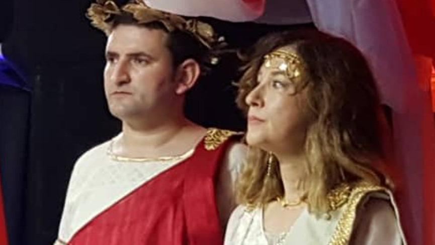 REZALETE BAKIN! BÜYÜKELÇİMİZ 29 EKİM CUMHURİYET KUTLAMASINDA HELEN KIYAFETİ GİYDİ