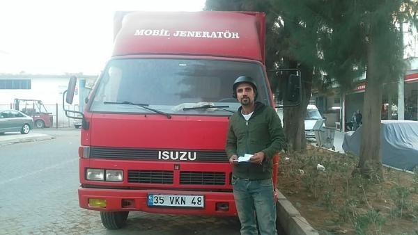 İZMİR’DE KAMYONET SÜRÜCÜSÜNE  KASK TAKMADIĞI İÇİN CEZA KESİLDİ
