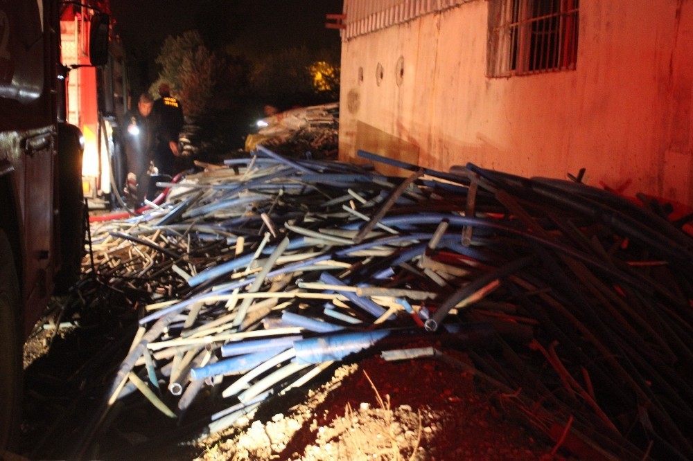 HATAY’DA PLASTİK BORU FABRİKASINDA YANGIN ÇIKTI