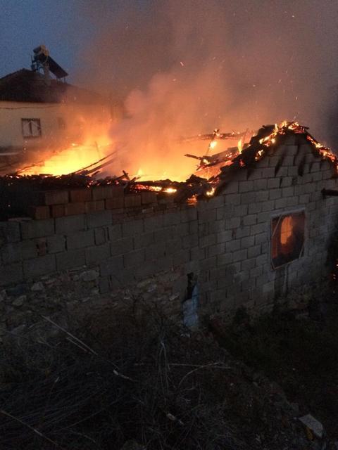 AYDIN’DA ÇIKAN YANGINDA KERPİÇ EV KÜL OLDU YAŞLI ÇİFTİ İTFAİYE KURTARDI