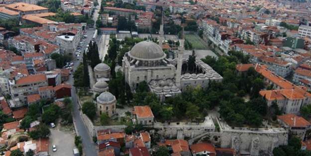 AKP’YE YAKIN İŞADAMI MEHMET CENGİZ TARİHİ CAMİNİN ELEKTRİĞİNİ KESTİ
