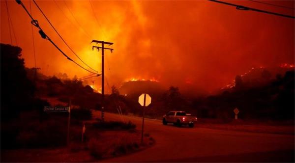 CALİFORNİA ALEV ALEV YANIYOR
