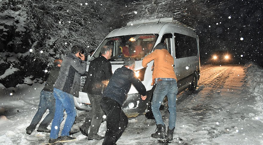 MUŞ’TA KAR YAĞIŞI NEDENİYLE  MAHSUR KALAN 22 KİŞİ  KURTARILDI