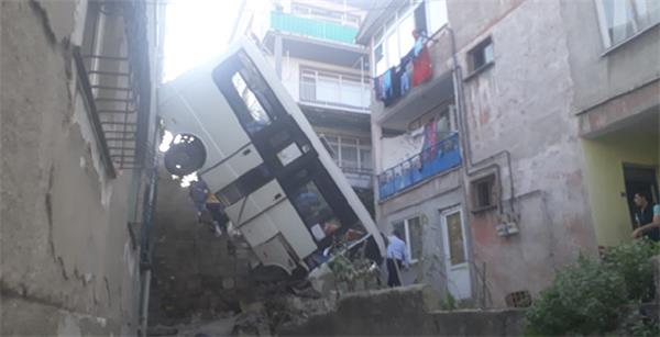 KOCAELİ’NDE KAZA: 12 YARALI
