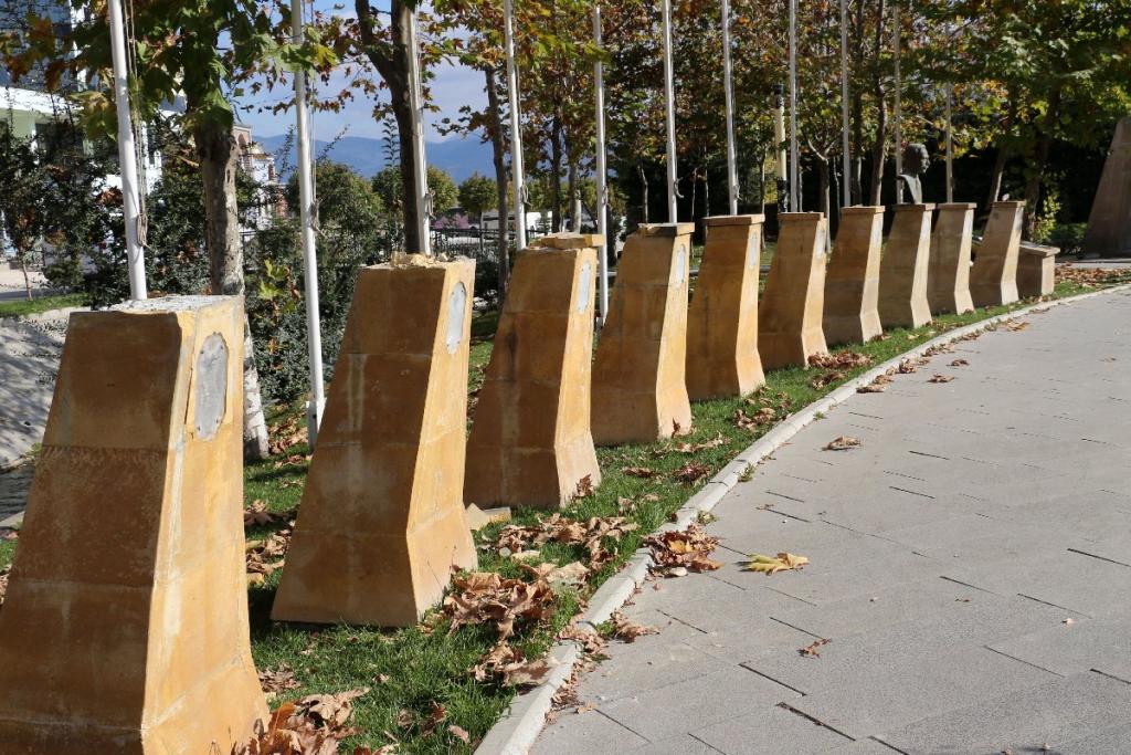 ŞEHİTLER PARKI’NDAKİ  9 TÜRK BÜYÜĞÜNE AİT BÜSTLER ÇALINDI