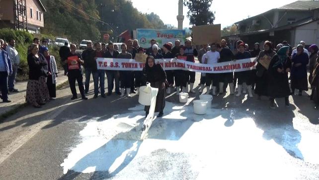 ÖDÜLLÜ TEREYAĞ FABRİKASINDA ÜRETİME ARA VERİLMESİNE TEPKİ; SÜTLERİ DÖKÜP TEPKİ GÖSTERDİLER