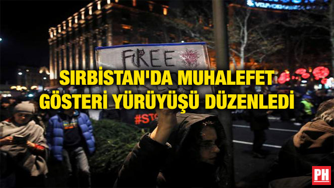 SIRBİSTAN’DA MUHALEFET GÖSTERİ YÜRÜYÜŞÜ DÜZENLEDİ