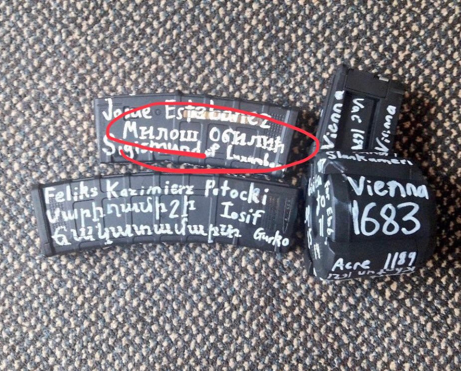 Bir diğerinde Gaston Bearn Vikont, yani ilk Haçlı seferi sırasında Türk Müslümanlara karşı Antakya kuşatma mücadele eden kişinin ismi yazılı.