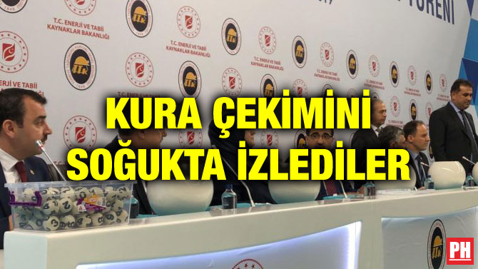 KURA ÇEKİMİNİ SOĞUKTA İZLEDİLER