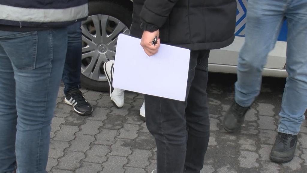 BÜYÜKÇEKMECE'YE SECIM ONCESI 11 BIN 186 KISININ IKAMET KAYDININ TASINDIGI IDDIALARI UZERINE POLIS BU SABAH OPERASYON BASLATTI. POLIS EKIPLERI BELIRLENEN ADRESLERE GIDEREK TESPITLER YAPIYOR. FOTO:ALPER KORKMAZ/ISTANBUL, (DHA)