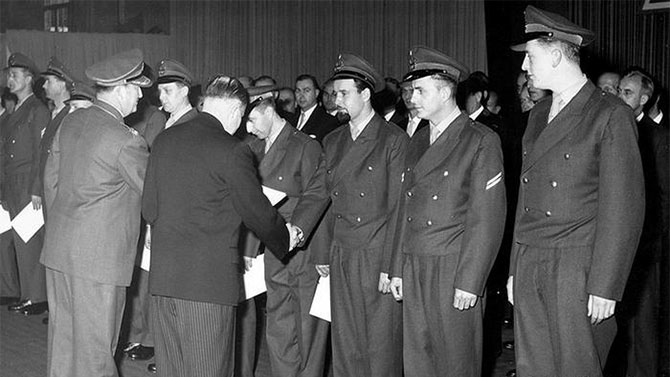 Batı Almanya 1955'te NATO'ya katıldı