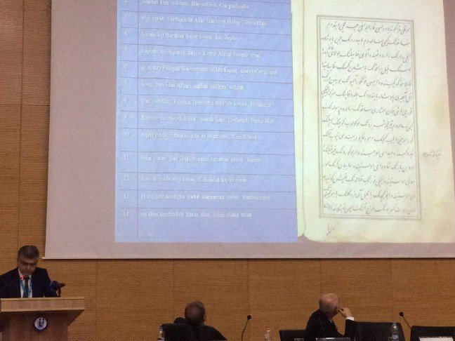 Ege Üniversitesi Türk Dünyası Araştırmaları Enstitüsü Türk Folklorü Anabilim Dalı Başkanı Prof. Dr. Metin Ekici, sempozyumda yaptığı sunumda Dede Korkut'un 3. nüshasına ait sayfaları da paylaştı. 