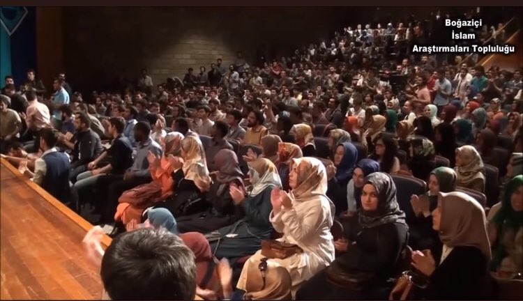 Öğrenciler, Hamza Andreas Tzortzis'in Atatürk ile ilgili söylediği skandal sözleri alkışlarken 