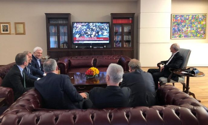 CHP Genel Başkanı Kemal Kılıçdaroğlu mazbata törenini genel merkezdeki makamında televizyondan izledi.