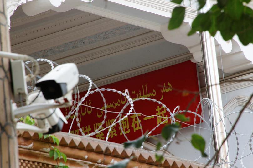 Çin yönetimi Uygur kimliğini yok etmek için Nazi tarzı toplama kampları inşa ettiler .