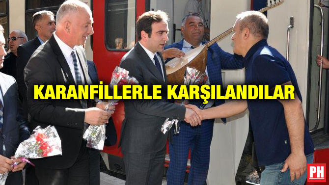 KARANFİLLERLE KARŞILANDILAR