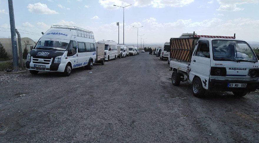 Şanlıurfa’nın Suruç ilçesindeki Suriyelilerin kaldığı geçici barınma merkezinde yaşayan ailelerin kendi istekleriyle barınma merkezinden taşınması devam ediyor.